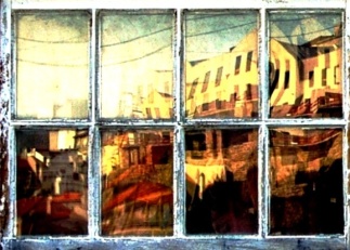 Reflejo de Oporto en una ventana